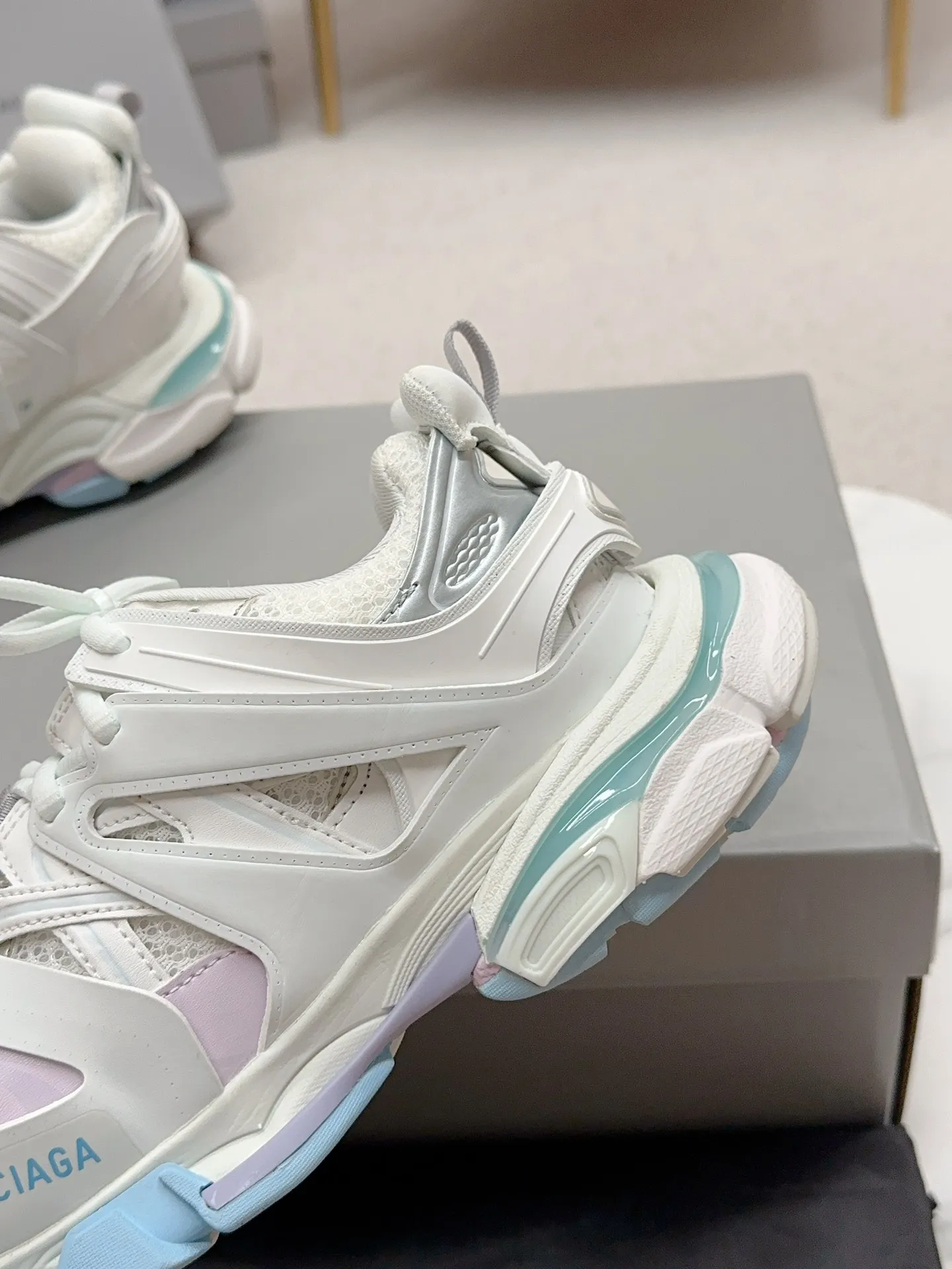 👟👟Ex-factory price 980👟👟 Men's size +10 𝐁𝐚𝐥𝐞𝐧𝐜𝐢𝐚𝐠𝐚|||𝐭𝐫𝐚𝗰𝐤 series 𝟑.𝟎Three generations of sports dad shoes‼ ️ [Top high-end quality from Dongguan Factory] Balenciaga dad shoes ~ super fashionable ~ full and three-dimensional shoes ~ amazing lines ~ very soft and light on the feet ~ super comfortable ~ versatile for commuting ~ can be paired with mid-calf socks, bell bottoms, wide-leg pants, overalls, very high-end ~ very manly and handsome ~ suitable for spring, summer, autumn and winter all year round... ⇢✈ Upper: Exclusive 1:1 original molded custom imported technical fabric mesh + imported cloth + 3M reflective strips [composed of 108 sub-pieces] ⇢✈Inner lining: Breathable mesh ⇢✈Outsole: Exclusive 1:1 original molded PU+TPU+EVA+rubber, a total of 13 sets of grinding tool combinations ⚠️Difference in market currency ~ high-end quality is definitely different ⇢✈𝐒𝐈𝐙𝐄Females: 35, 36, 37, 38, 39, 40 ⇢✈𝐒𝐈𝐙𝐄Men: 39, 40, 41, 42, 43, 44, 45